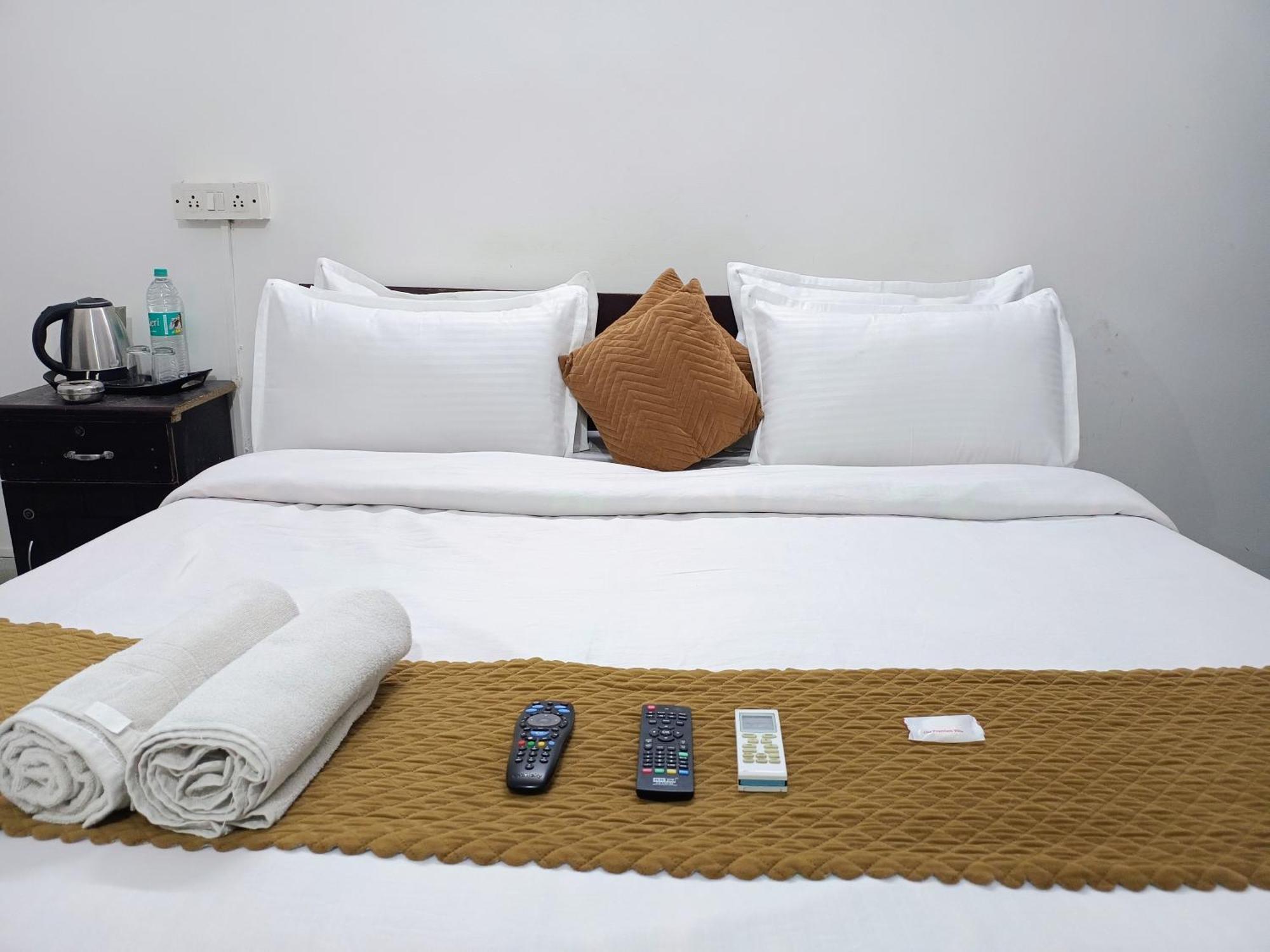 Hotel Hauz Khas Fort View Нью-Дели Экстерьер фото