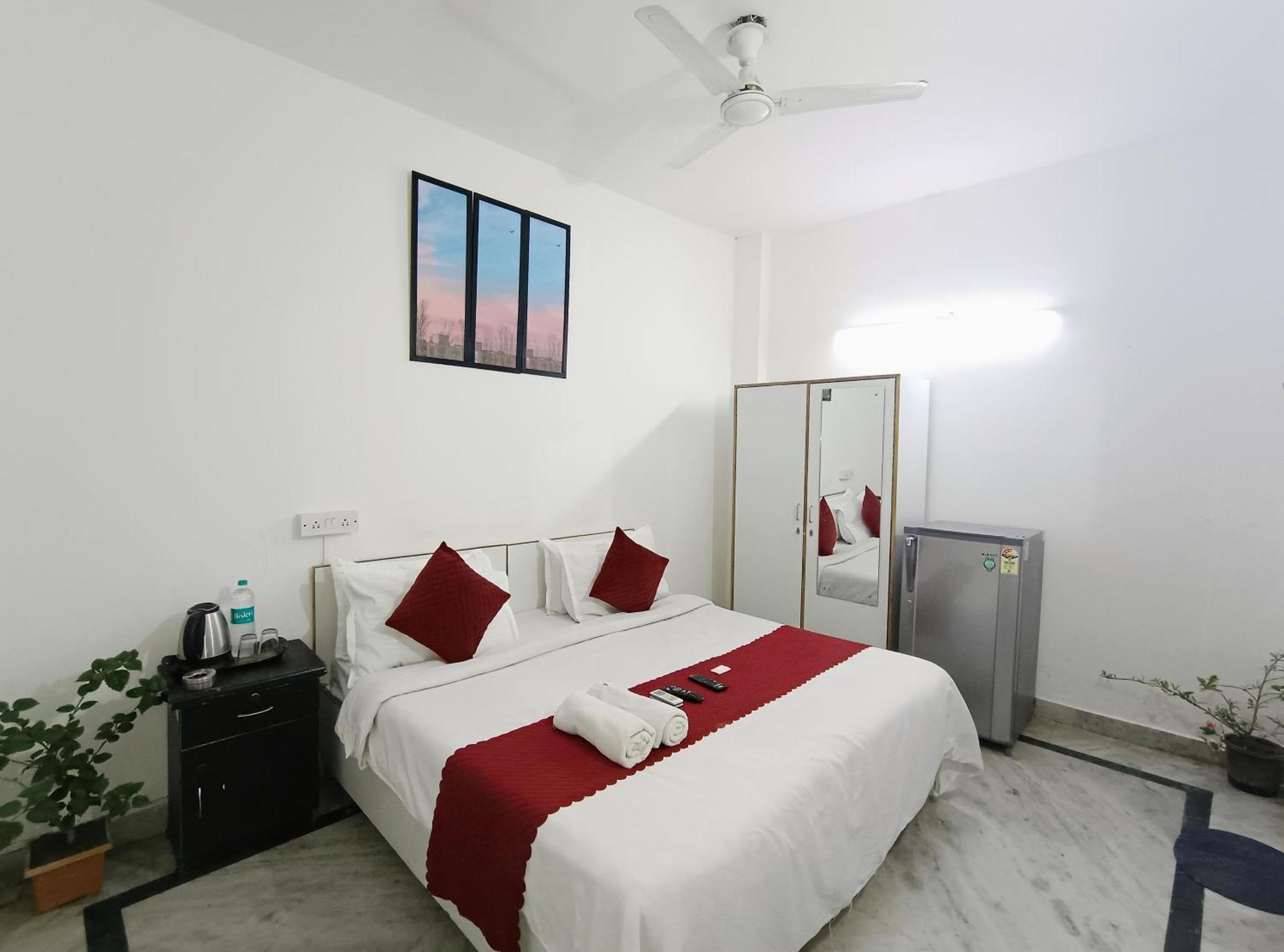 Hotel Hauz Khas Fort View Нью-Дели Экстерьер фото
