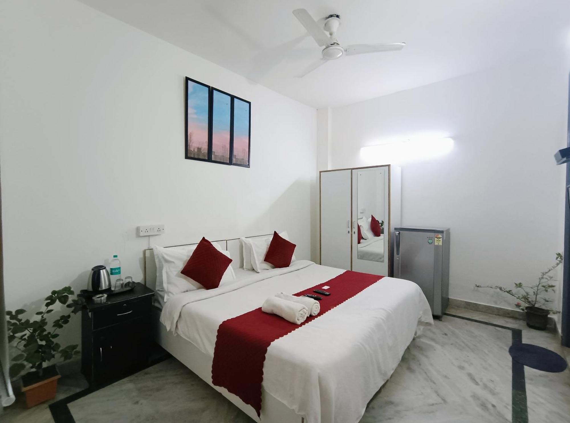 Hotel Hauz Khas Fort View Нью-Дели Экстерьер фото