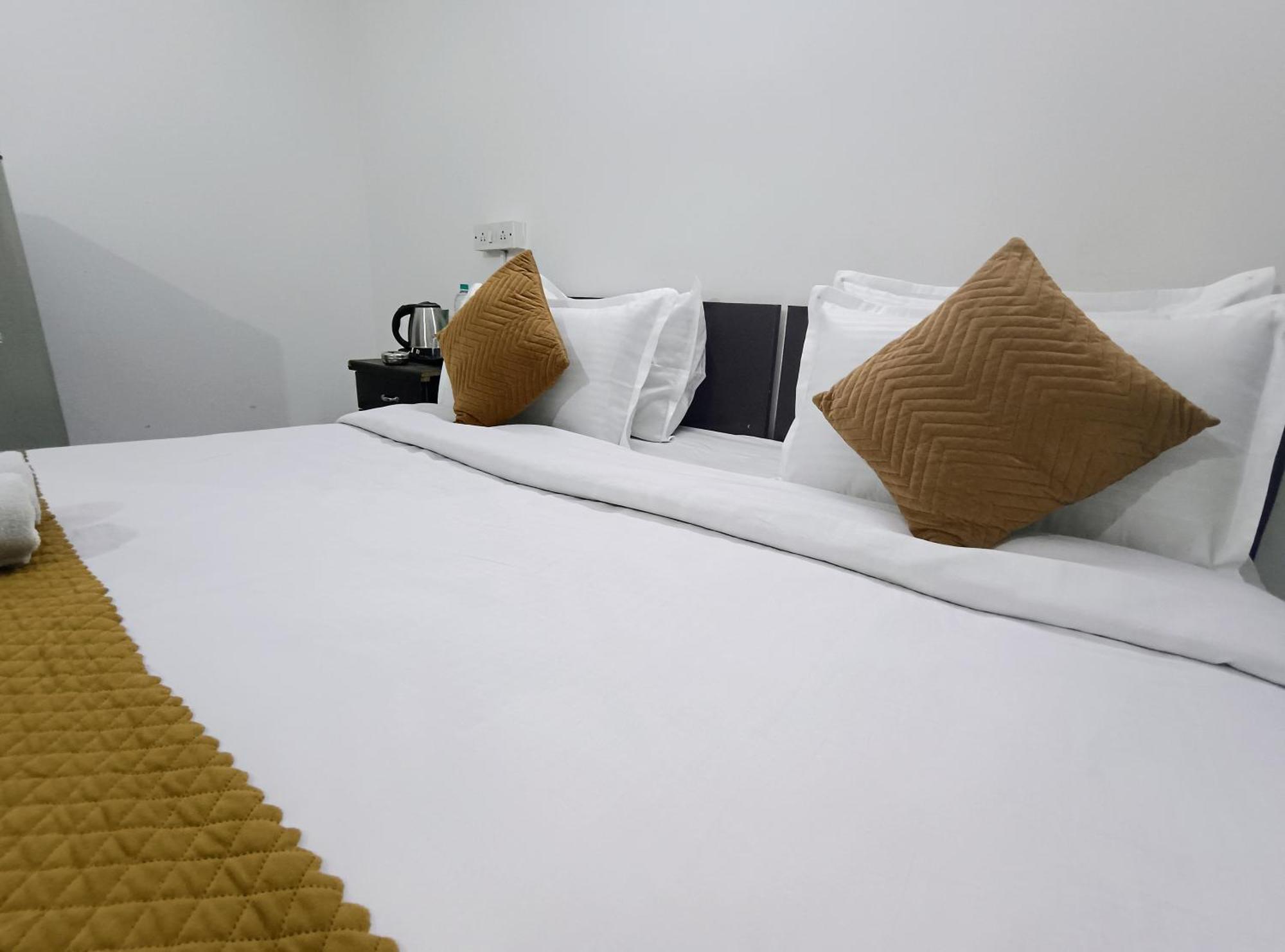 Hotel Hauz Khas Fort View Нью-Дели Экстерьер фото
