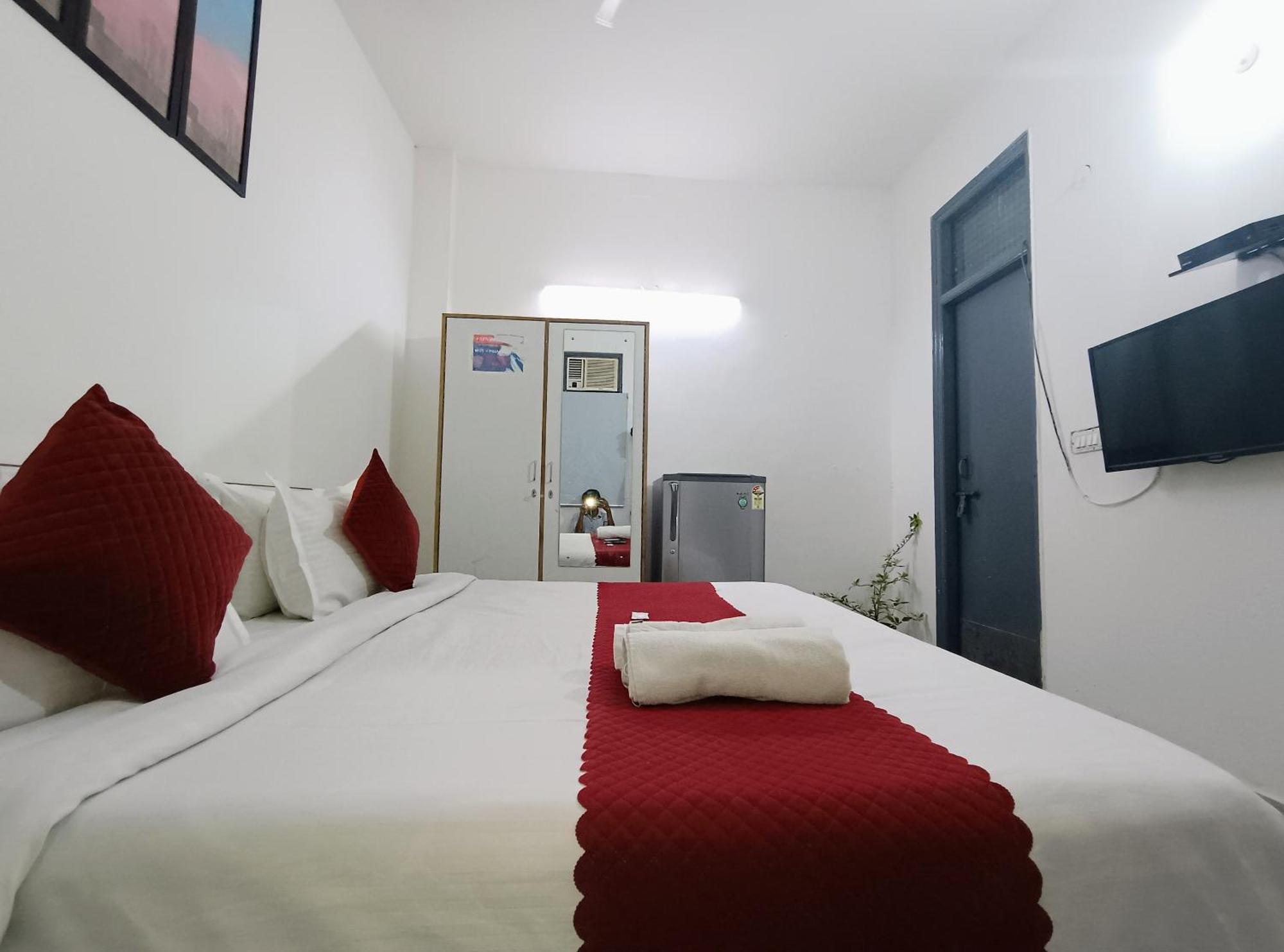 Hotel Hauz Khas Fort View Нью-Дели Экстерьер фото