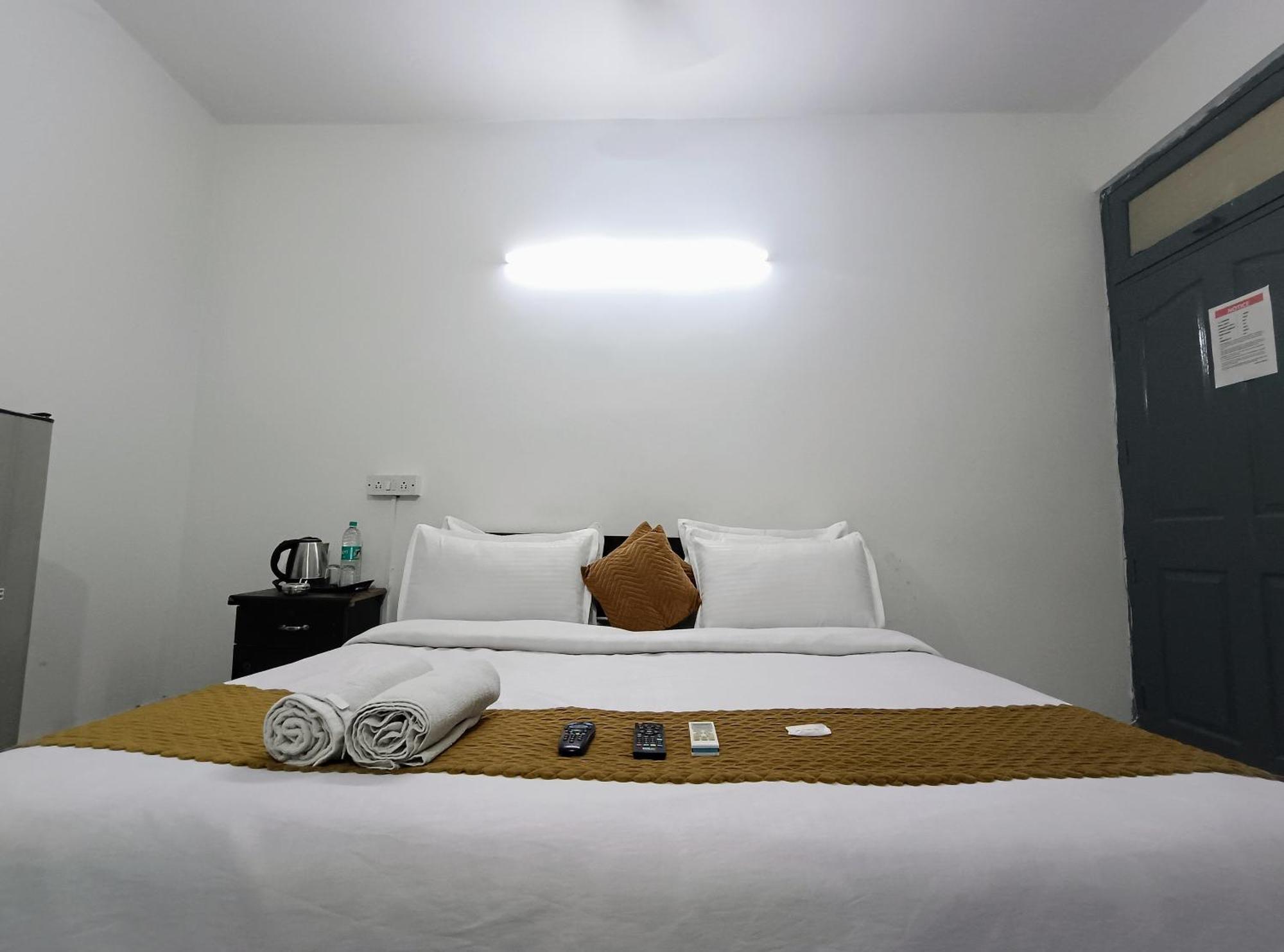 Hotel Hauz Khas Fort View Нью-Дели Экстерьер фото