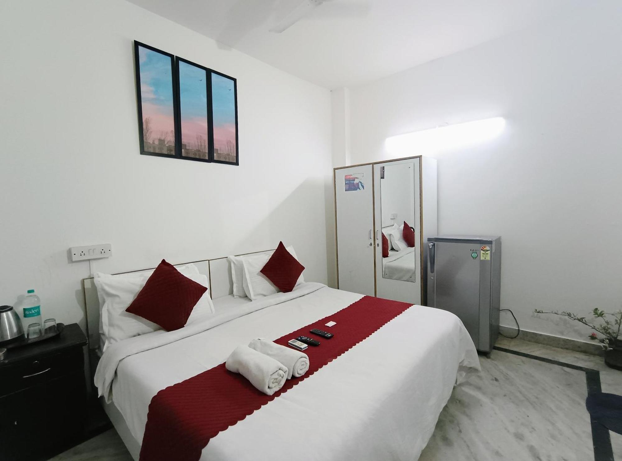 Hotel Hauz Khas Fort View Нью-Дели Экстерьер фото