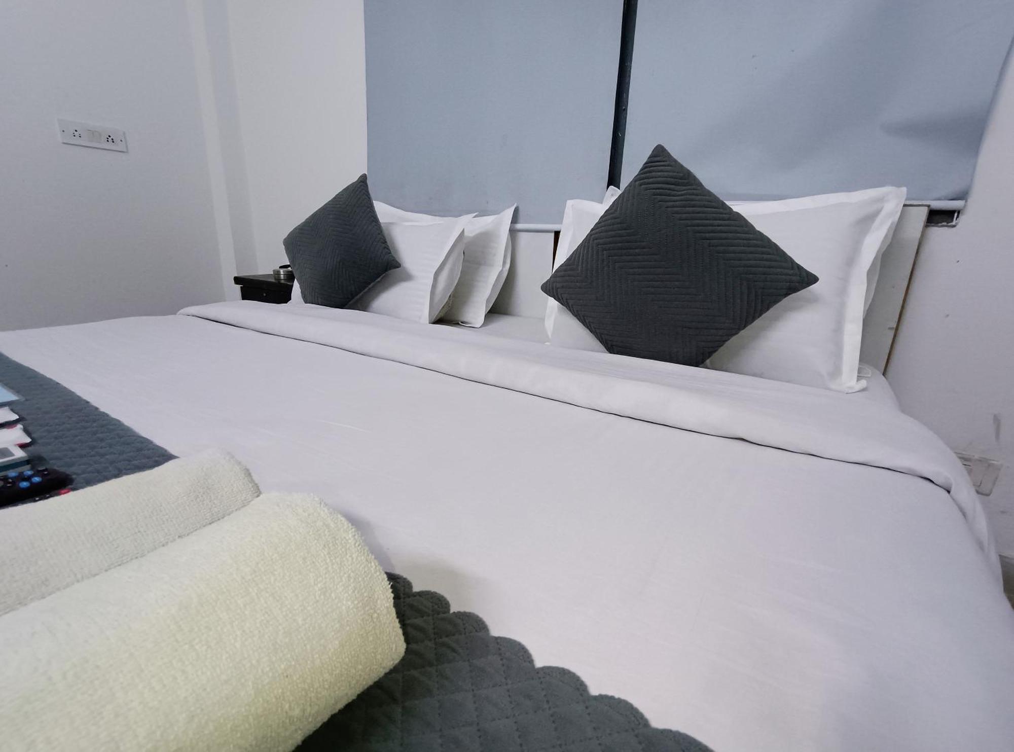 Hotel Hauz Khas Fort View Нью-Дели Экстерьер фото