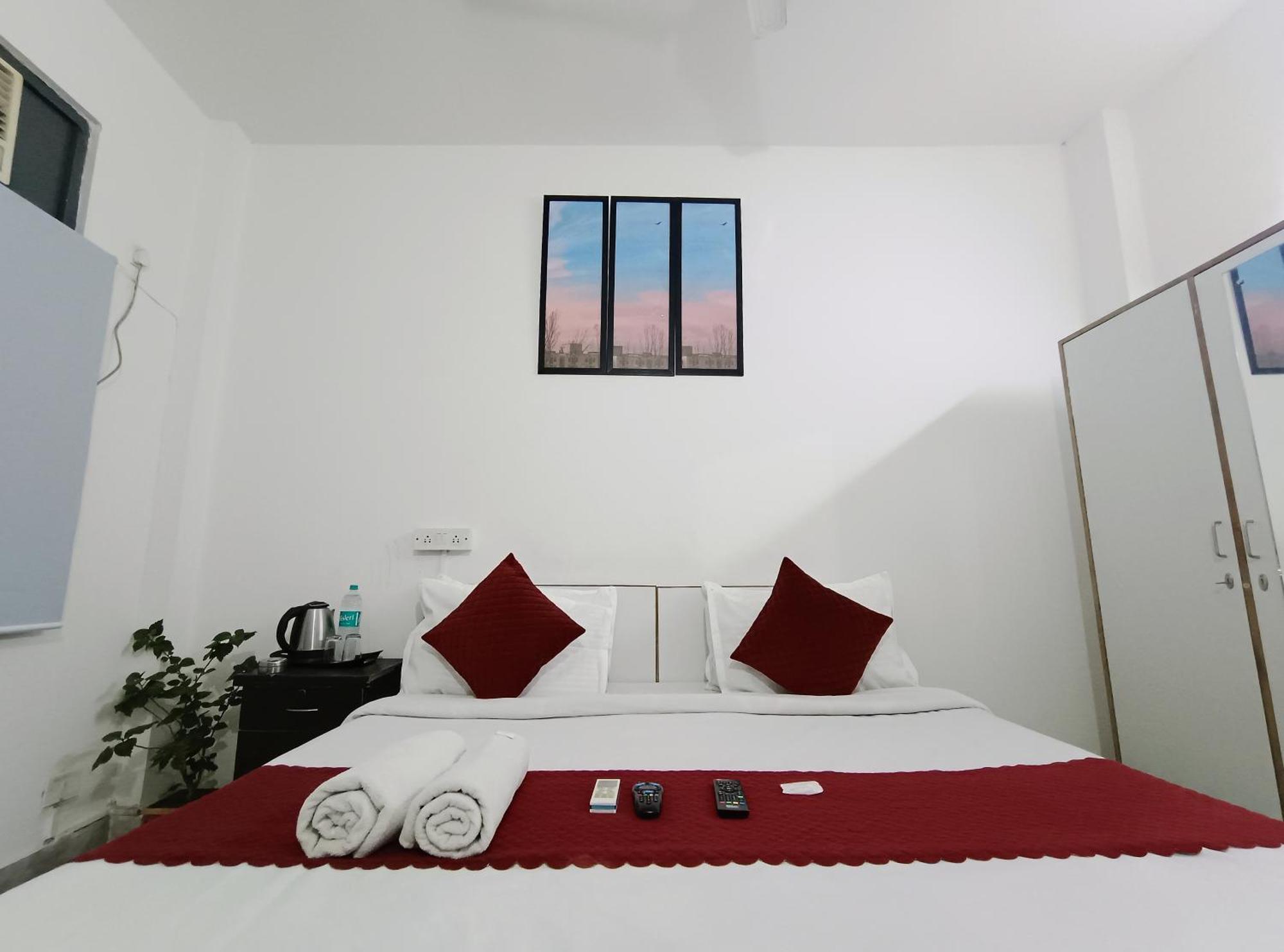 Hotel Hauz Khas Fort View Нью-Дели Экстерьер фото