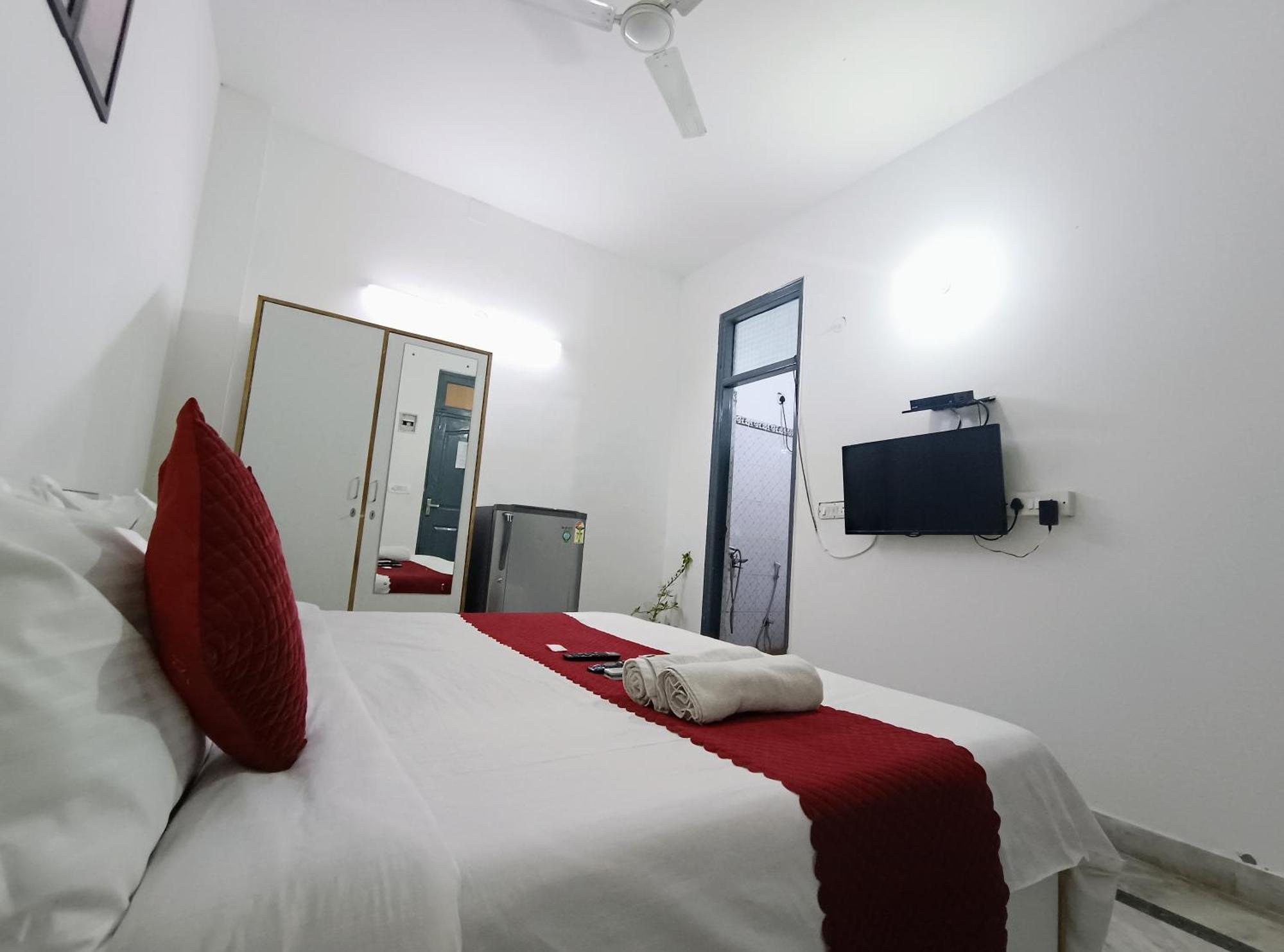 Hotel Hauz Khas Fort View Нью-Дели Экстерьер фото
