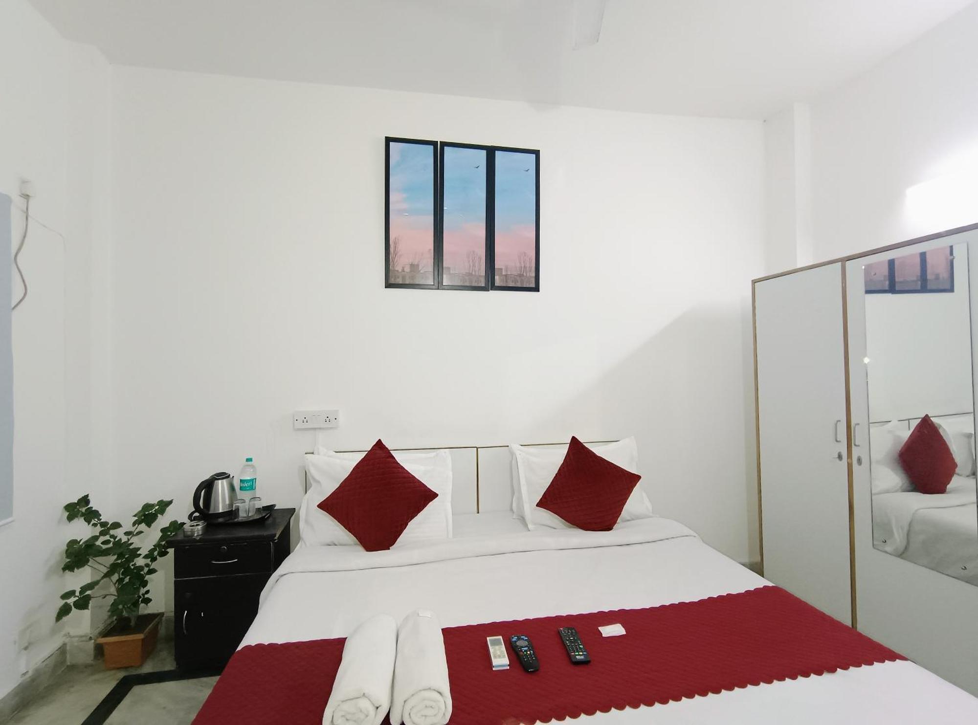 Hotel Hauz Khas Fort View Нью-Дели Экстерьер фото