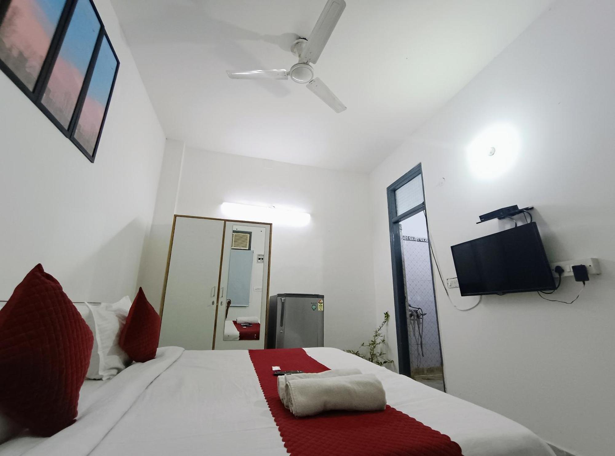 Hotel Hauz Khas Fort View Нью-Дели Экстерьер фото