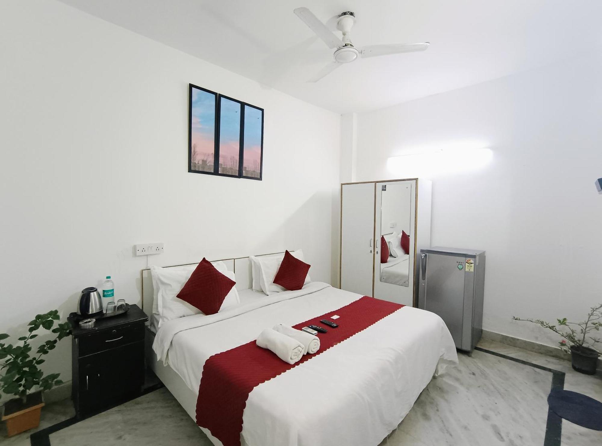 Hotel Hauz Khas Fort View Нью-Дели Экстерьер фото
