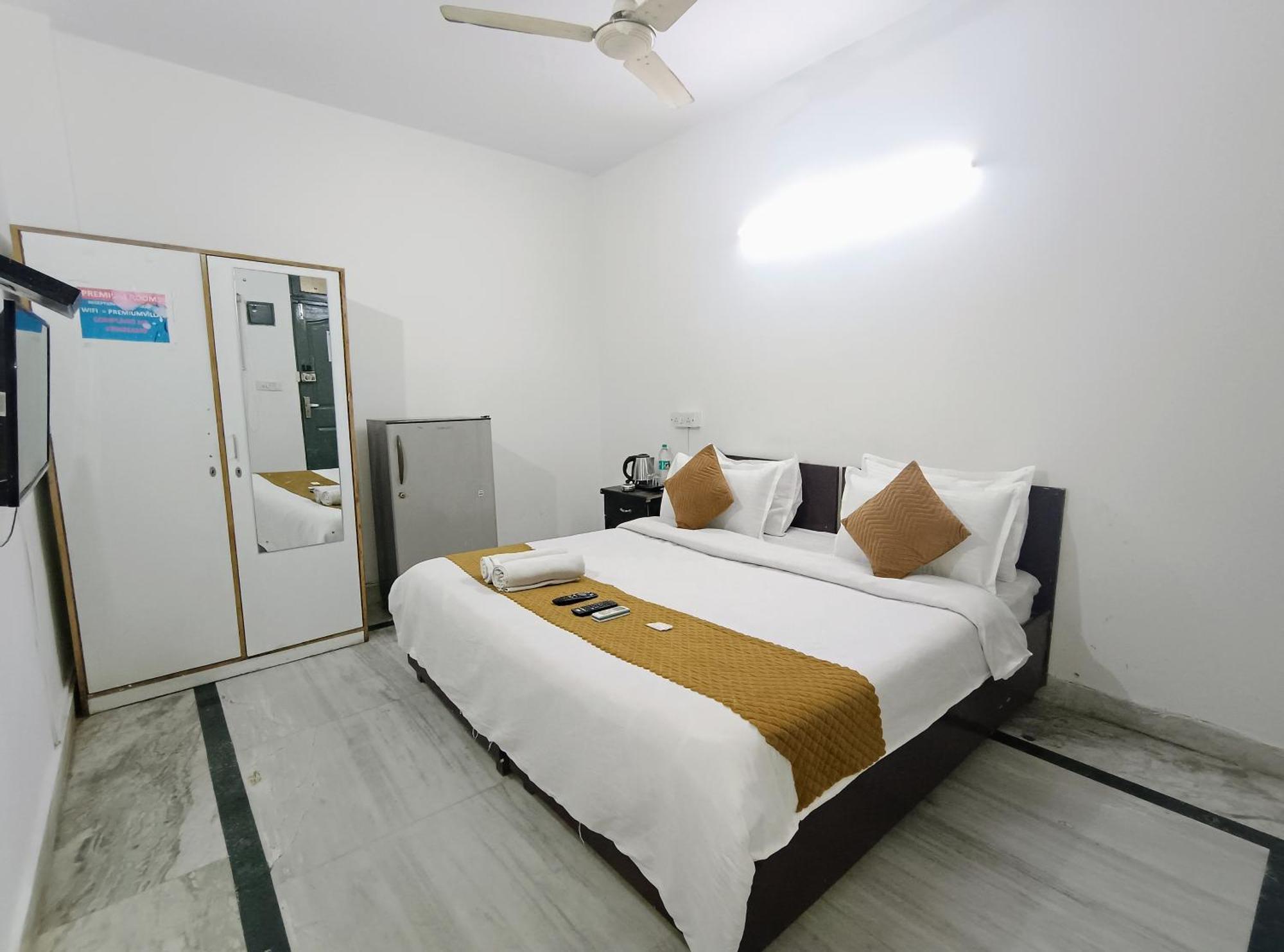 Hotel Hauz Khas Fort View Нью-Дели Экстерьер фото